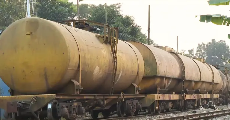 বন্ধ হয়ে পড়ে থাকা তেলবাহী ওয়াগন